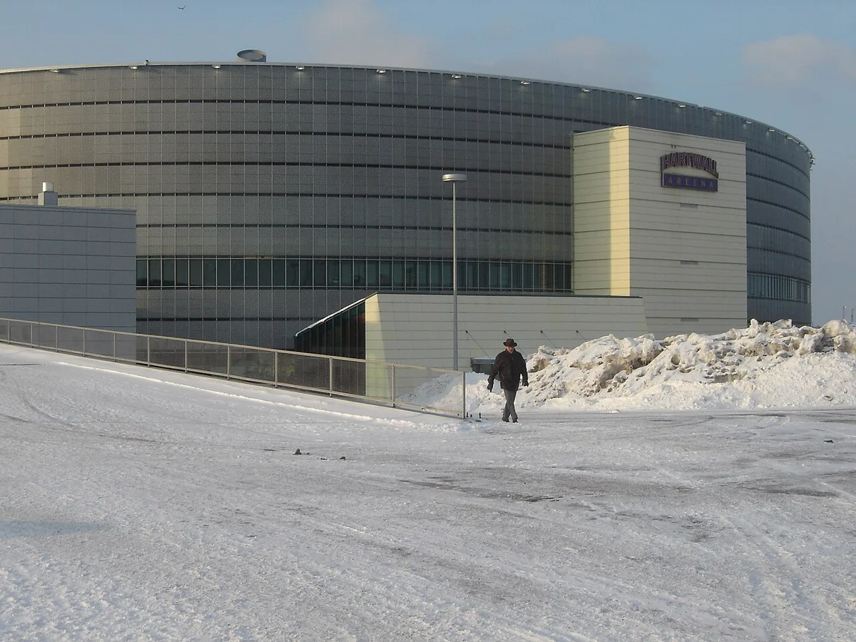 Helsingin jäähalli talvella ulkoa