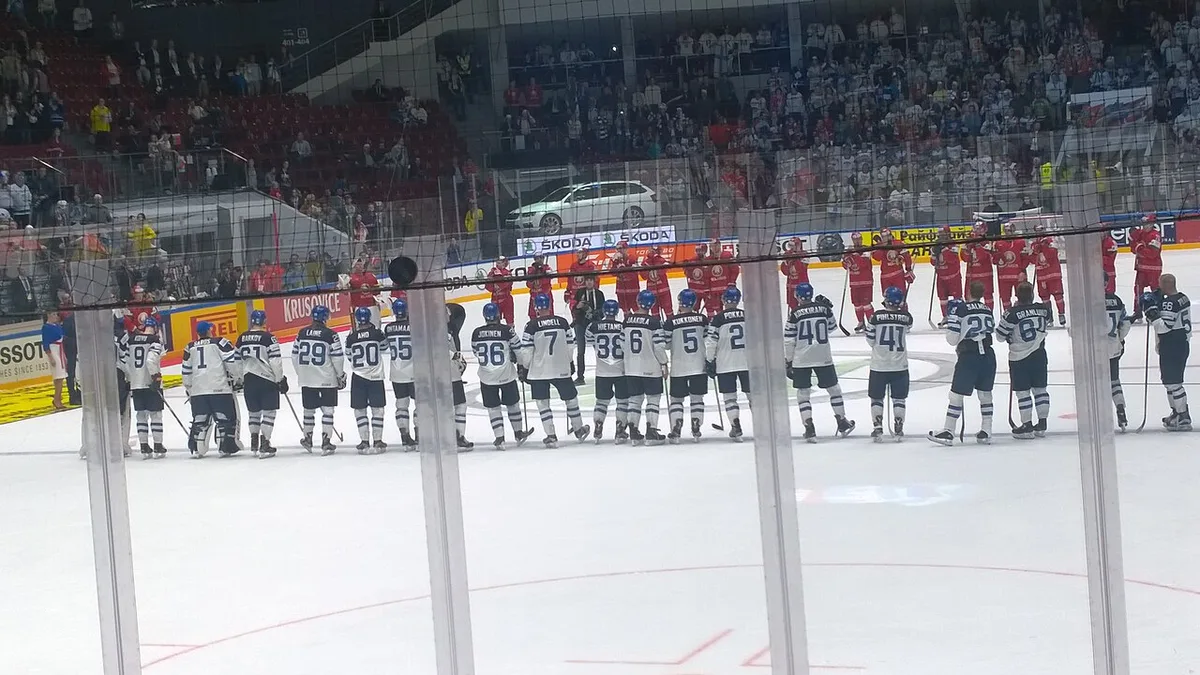 Suomi ja Valko-Venäjä kättelevät MM-kisojen 2016 ottelun jälkeen